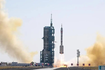 神舟十七號(hào)載人飛船于2023年10月26日11時(shí)13分從酒泉衛(wèi)星發(fā)射中心成功升空。這一重大事件標(biāo)志著我們中國(guó)航天事業(yè)邁向了新的里程碑，再次向全世界展示了中國(guó)在航天領(lǐng)域的強(qiáng)大實(shí)力和卓越能力。